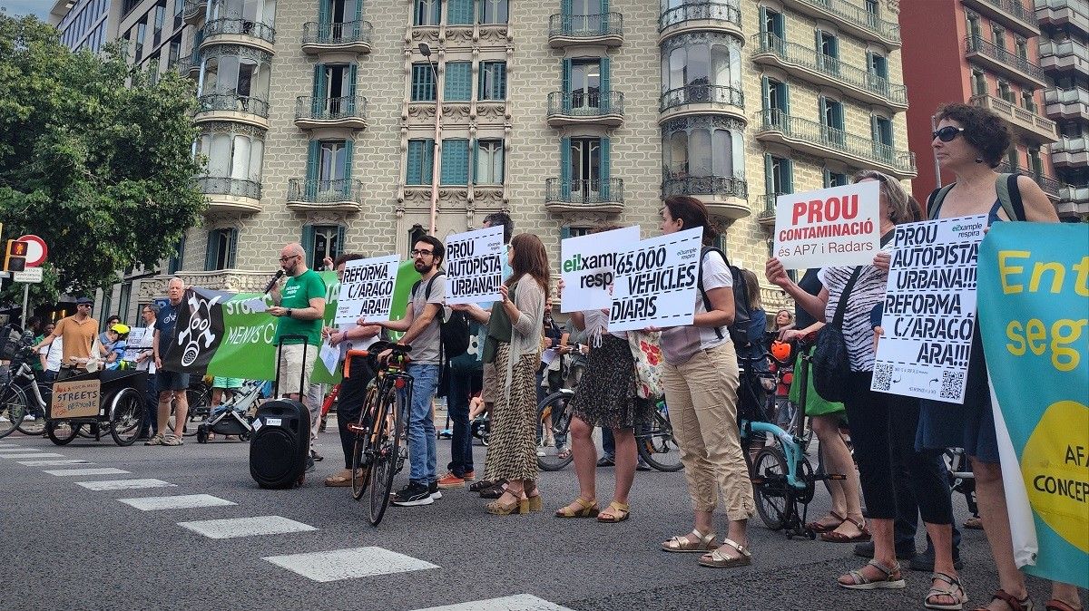Tall de trànsit al carrer Aragó per reclamar-ne la reforma