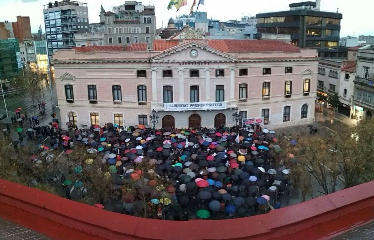Els paraigües, protagonistes en la concentració convocada pel CDR 