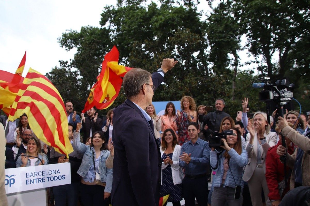 Feijóo, saludant els seguidors del PP en un míting al Turó Park