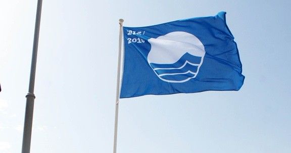 Una bandera blava onejant al Port de Segur de Calafell. 