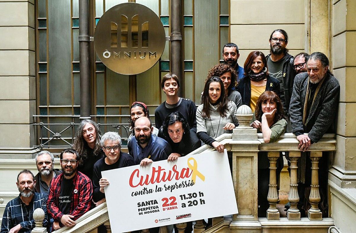 Alguns dels participants a «Cultura contra la repressió», a la seu d'Òmnium 