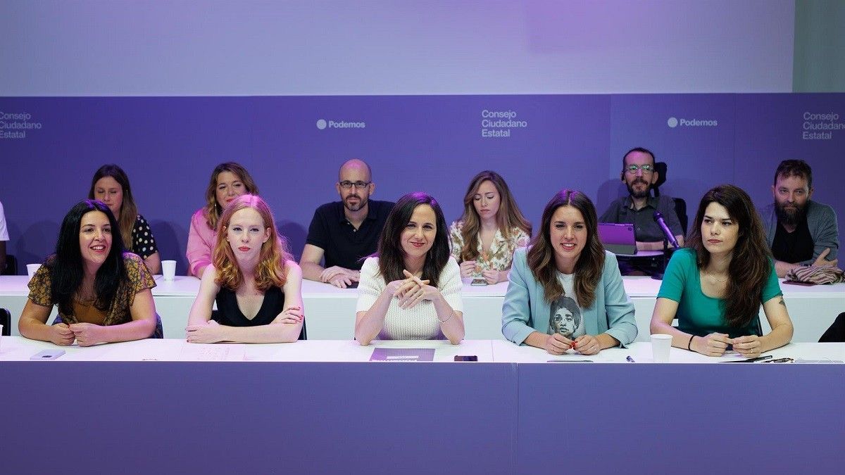 Irene Montero i Ione Belarra, amb la resta de dirigents de Podem.
