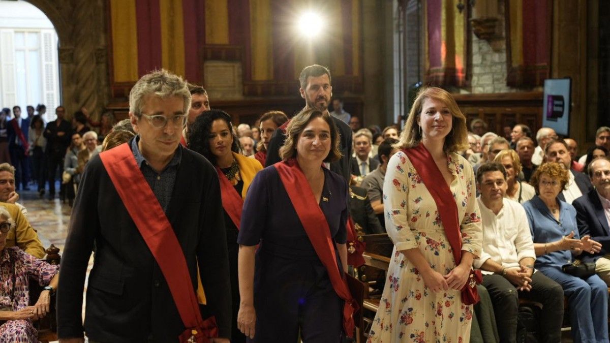 Ada Colau, acompanyada per Jordi Martí i Janet Sanz, al ple d'investidura.
