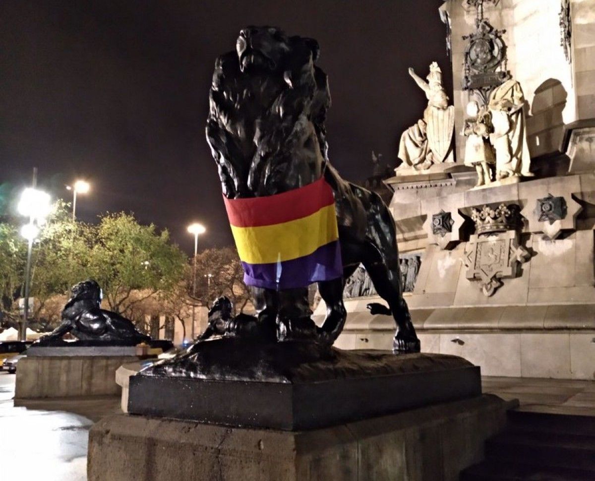 Un dels lleons del monument a Colom, a Barcelona, amb la bandera tricolor
