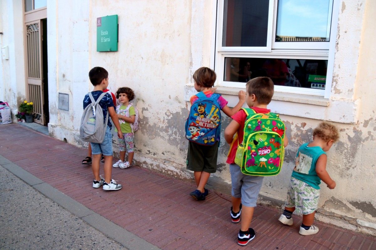 Alumnes a la porta d'una escola al Priorat