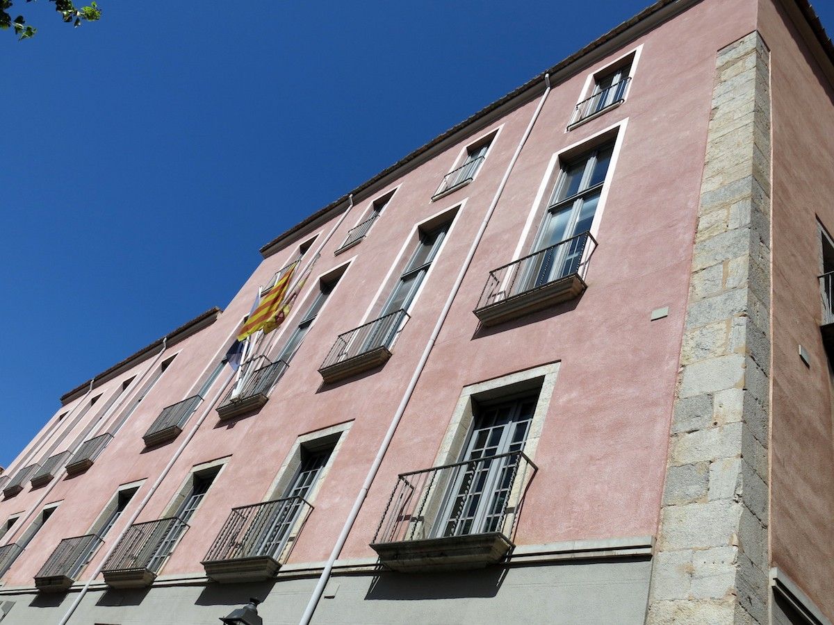 El Palau de la Diputació de Girona, a la Pujada de Sant Martí, serà l'escenari de la lectura i repartiment dels seus treballadors, de defensa del referèndum de l'1 d'octubre.