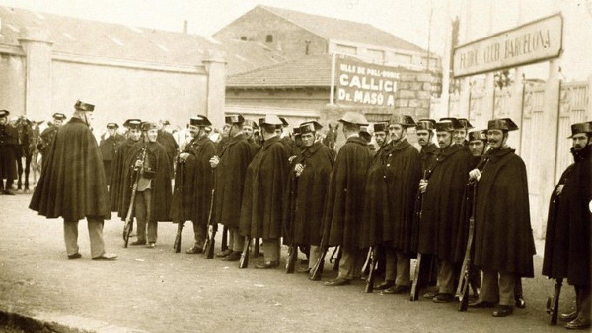 La Guàrdia Civil a les portes de l’estadi de les Corts, clausurat per la dictadura el 1925