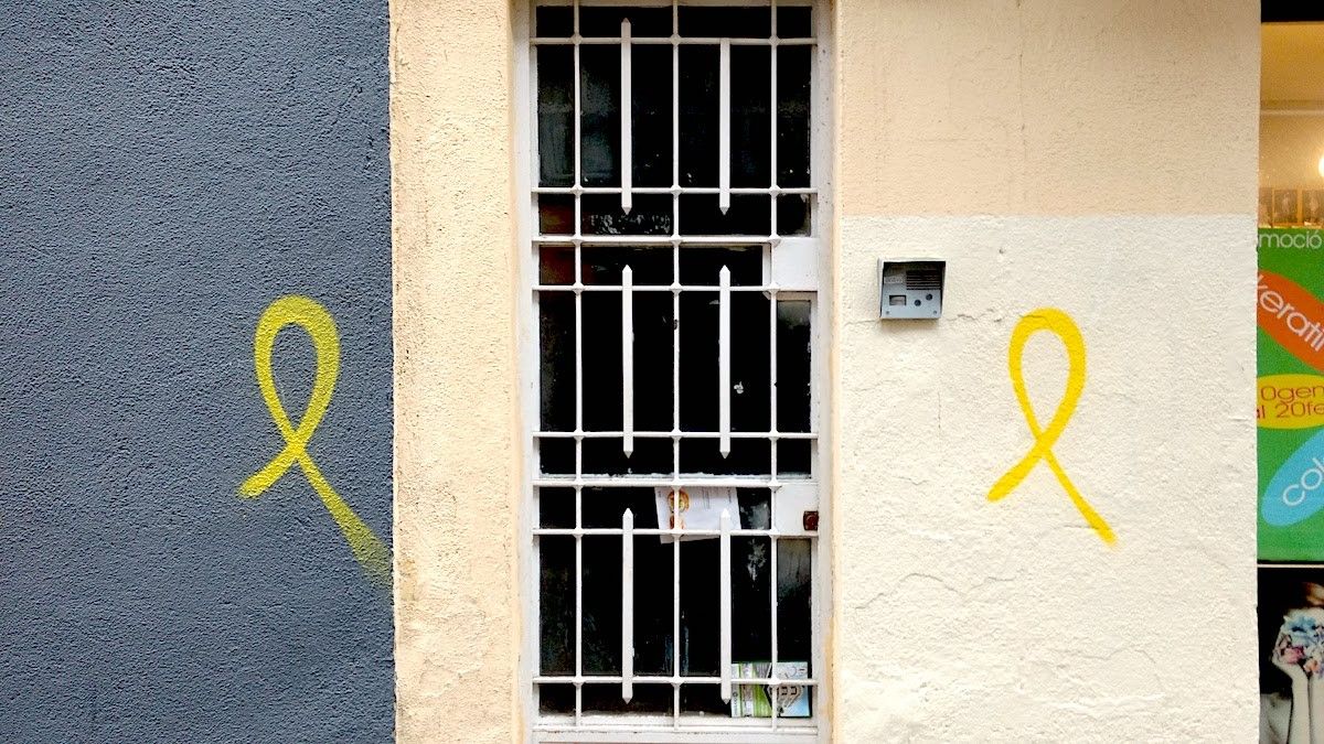 Dos llaços grocs a la façana del PP de Sabadell