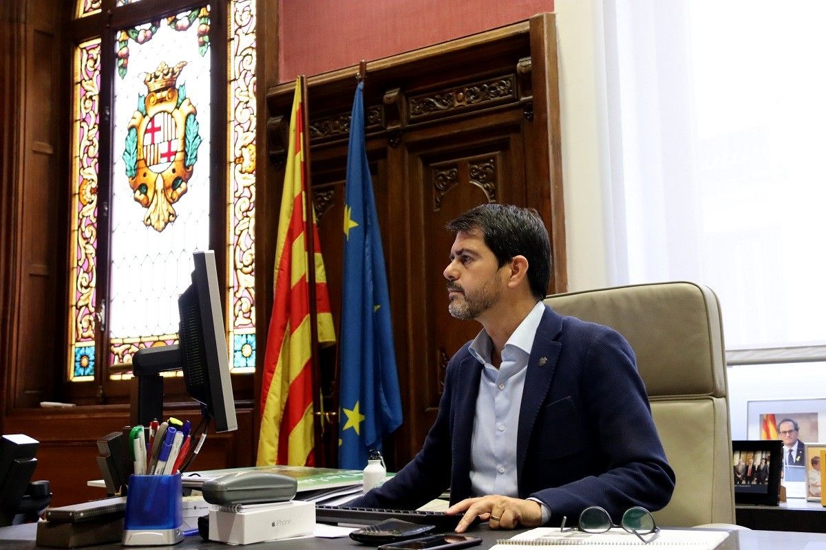 Castells, al seu despatx a Igualada