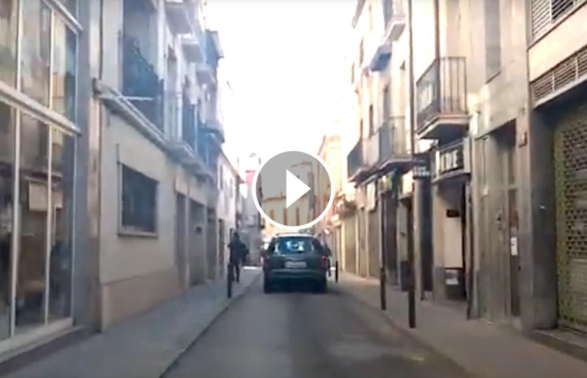 El carrer Sant Pere de Sabadell, amb cotxes