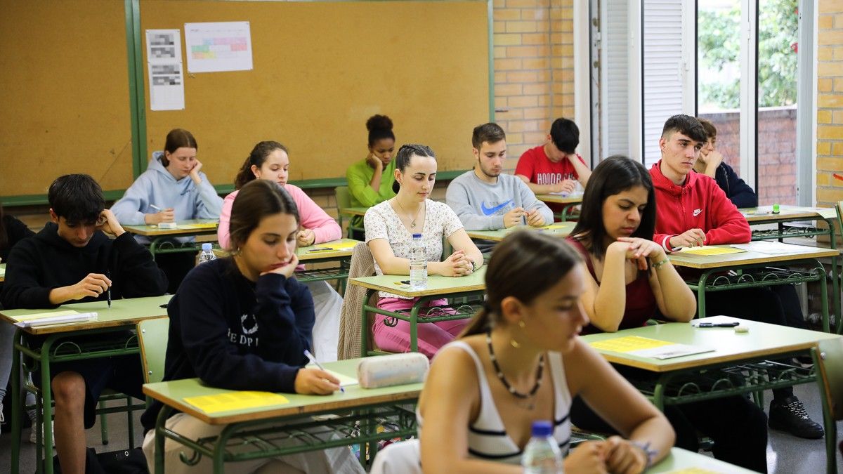 Estudiants de la Garrotxa i el Ripollès fent la selectivitat