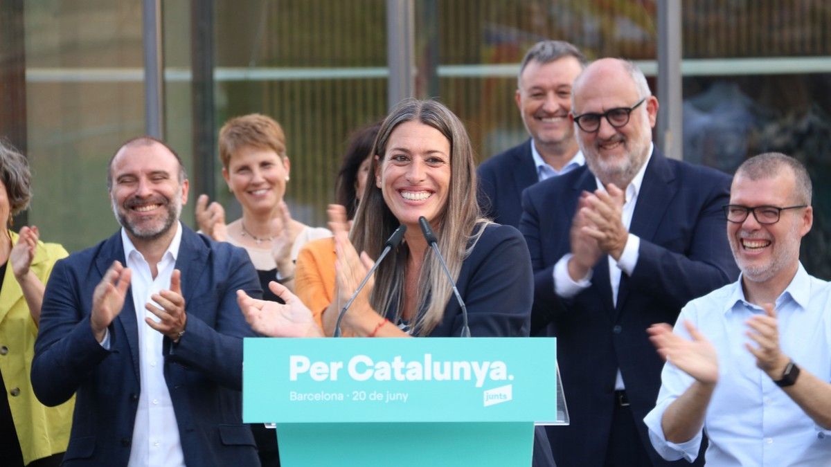 Nogueras aplaudint la resta de candidats de Junts.