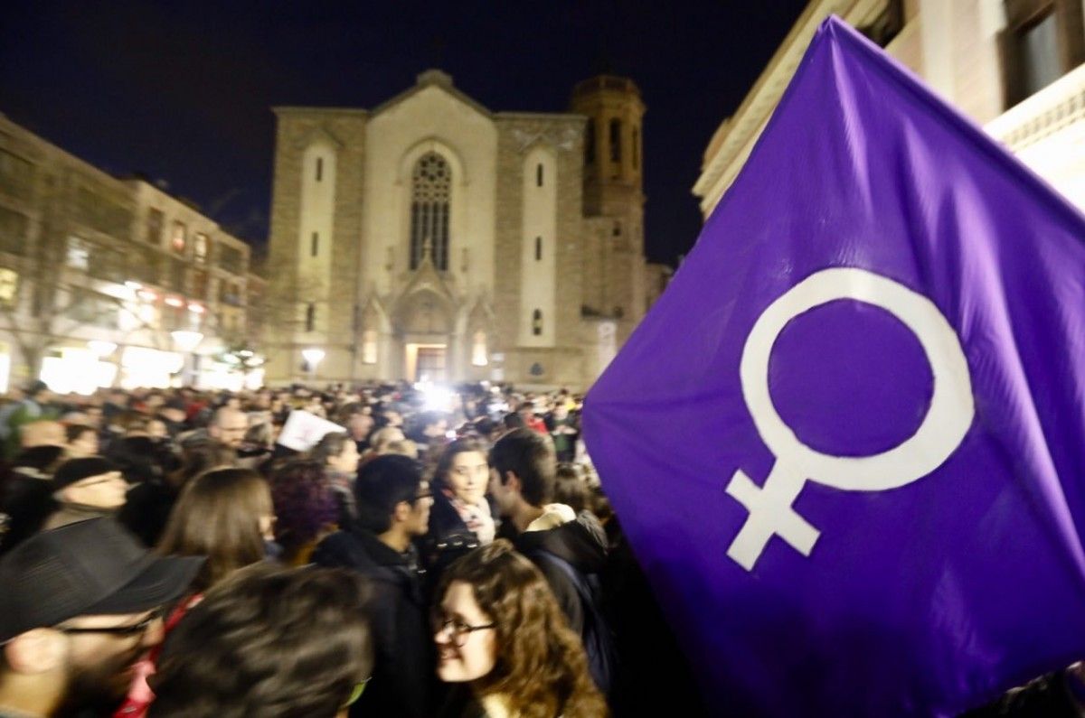 Concentració de rebuig a la plaça Sant Roc per la presumpta agressió sexual múltiple a Can Feu