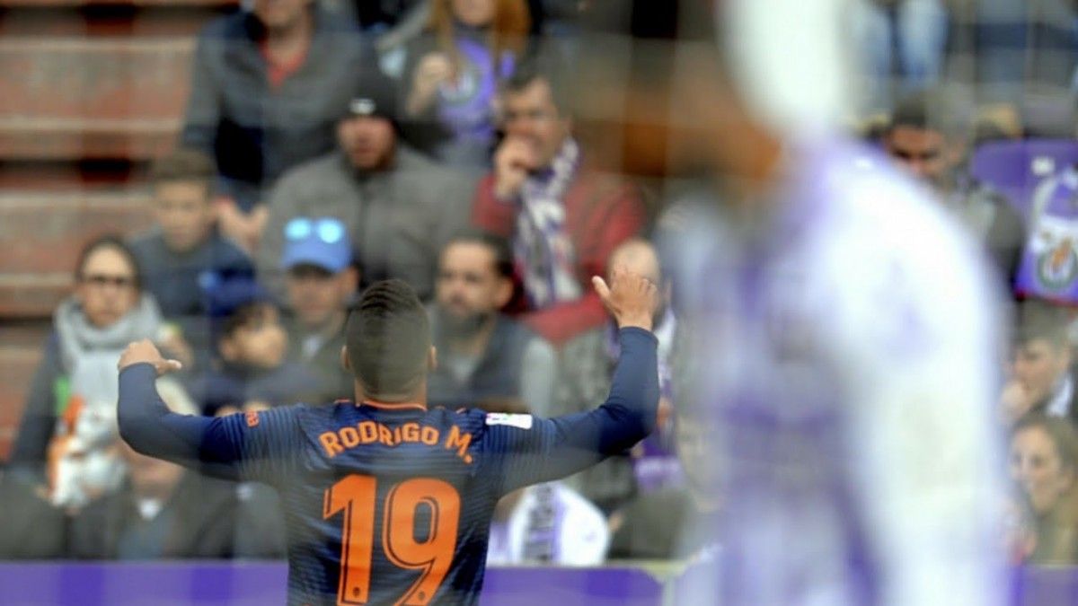 Un jugador del València celebra un gol contra el Valladolid
