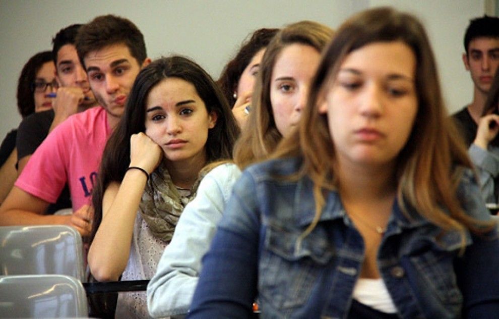 Alumnes gironins escolten les últimes instruccions del tribunal abans de començar amb la primera prova de la selectivitat, l'examen de castellà.