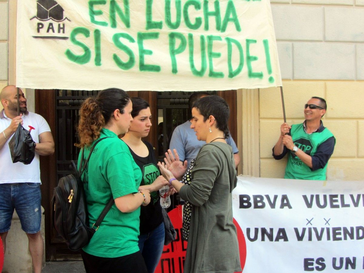 La regidora d'Habitatge, Glòria Rubio, amb les dues membres de la PAHC de Sabadell