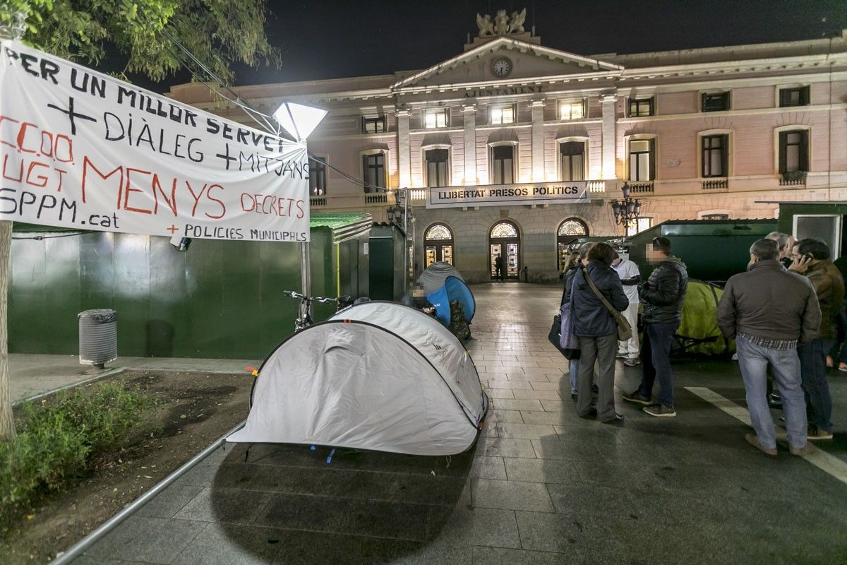 Acampada de policies municipals a Sabadell.