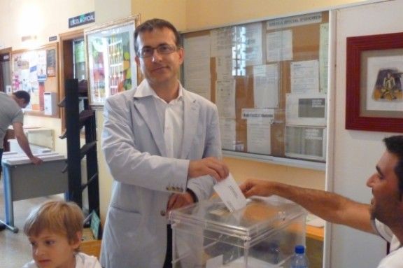 El candidat del PSC, Pere Casellas, dipositant el seu vot acompanyat del seu fill