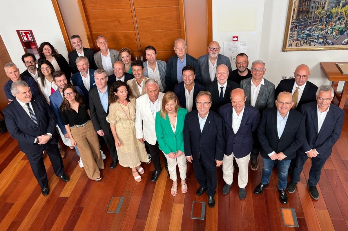 Josep Santacreu, amb els membres de la seva candidatura.