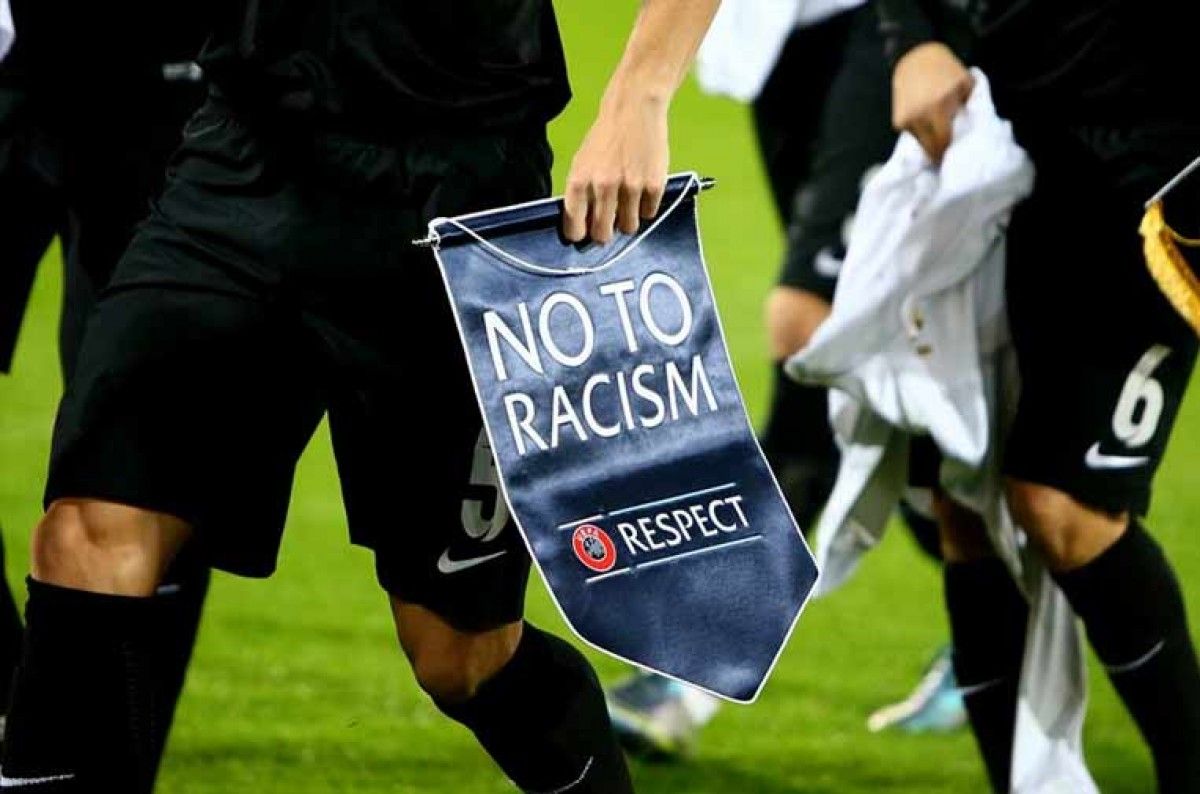 Banderola en contra del racisme al futbol