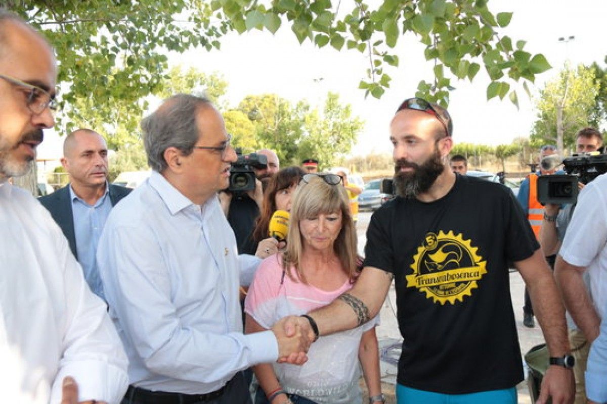 Torra, saludant l'alcalde de la Torre de l'Espanyol, Joan Juncà, i l'alcaldessa de Vinebre, Gemma Carim