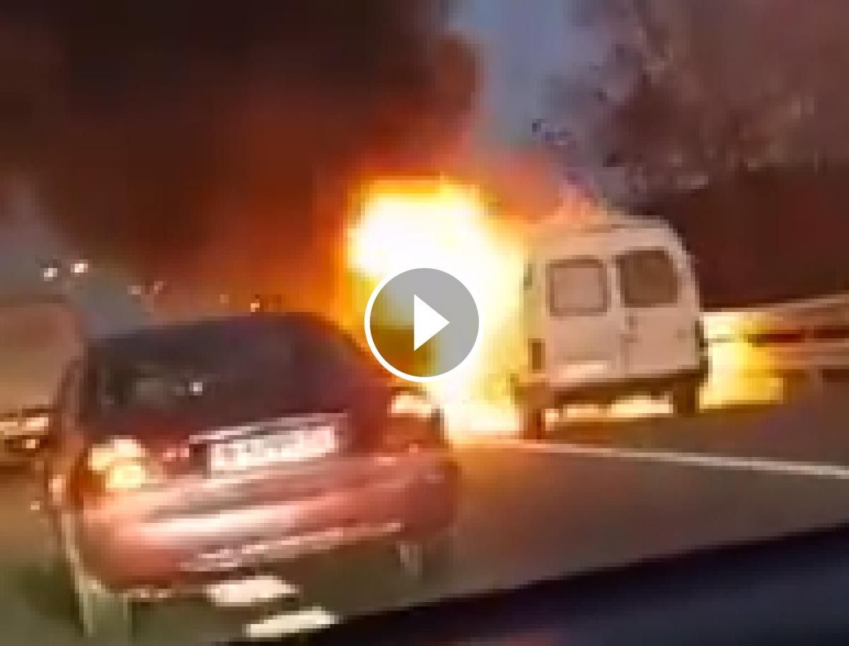 El cotxe en flames.