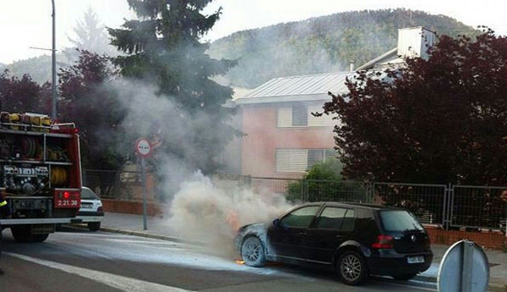 Cotxe cremant a la carretera de Barcelona