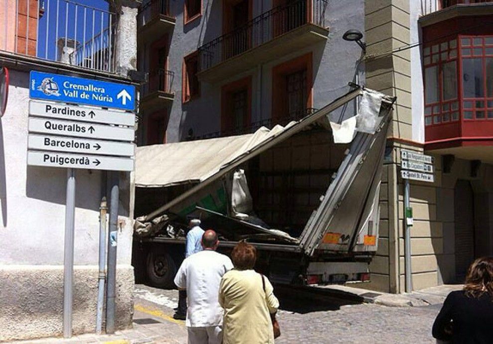 El camió, atrapat al carrer Núria de Ribes