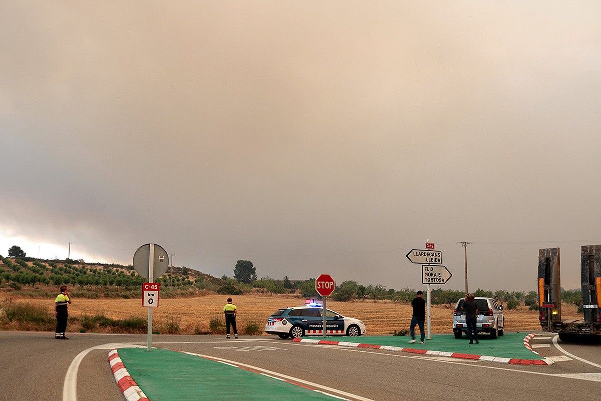 Imatges del fum que es podia veure des de Maials provinent de l'incendi que crema a la Ribera d'Ebre el 26 de juny