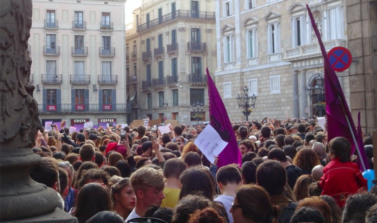 Concentració a la plaça de Sant Jaume contra la sentència.