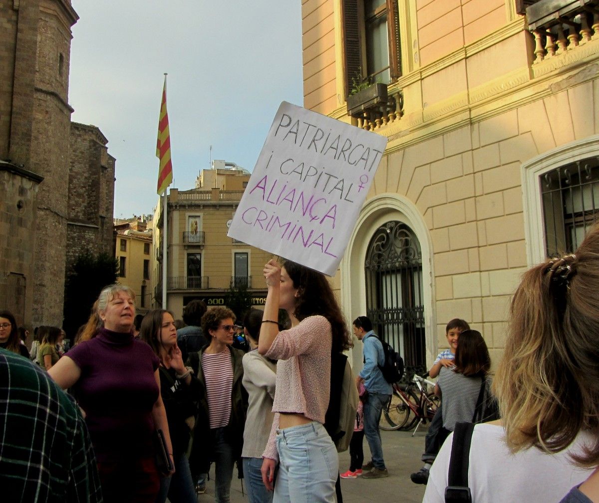 Pancartes contra el patriarcat a les portes de l'Ajuntament