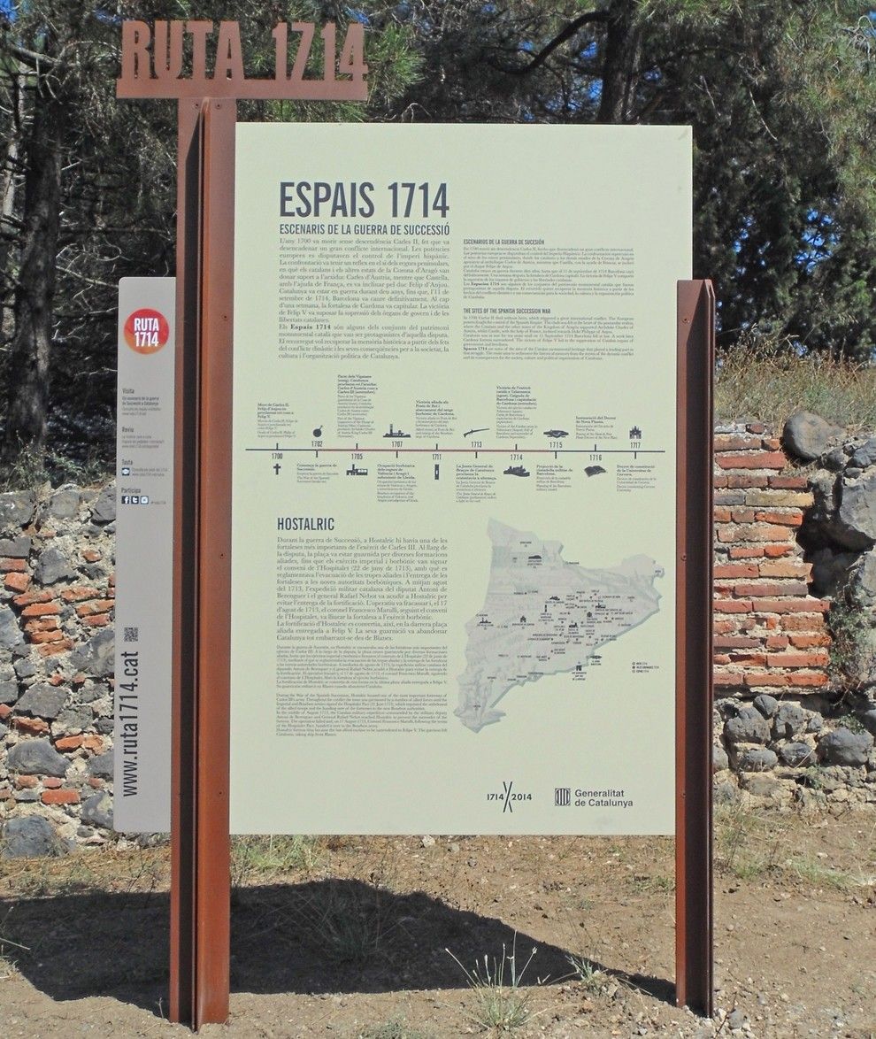 Plafó explicatiu a l'entrada del castell d'Hostalric