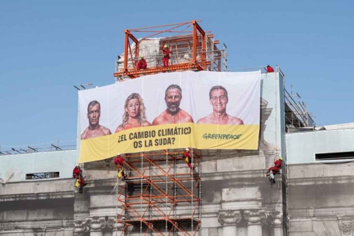 La lona que Greenpeace ha penjat a Madrid per enviar un missatge als quatre candidats