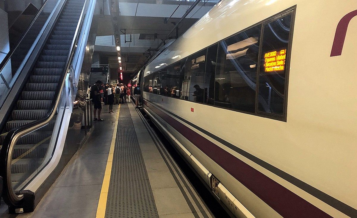 Tren aturat a l'estació de Girona