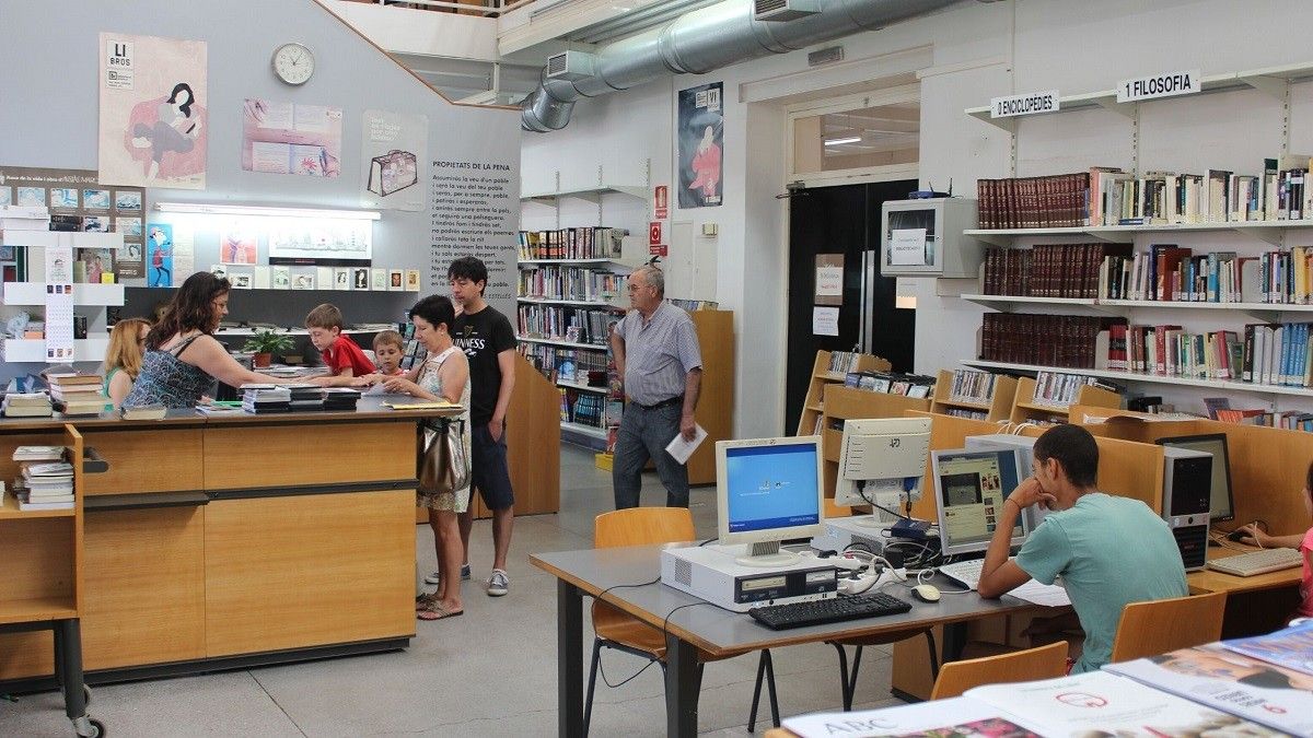 La biblioteca de Borriana, escenari de la censura al català perpetrada per PP i Vox