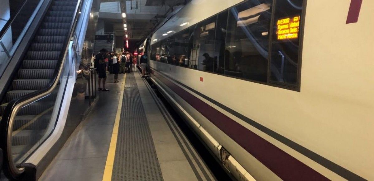 Imatge d'un tren aturat a Girona.