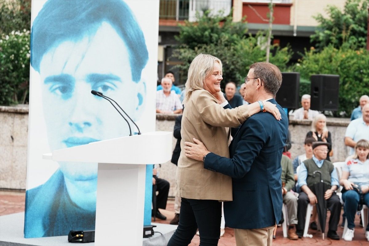 María del Mar Blanco i Alberto Núñez Feijóo, davant d'un retrat de Miguel Ángel Blanco, aquest dijous a Ermua.