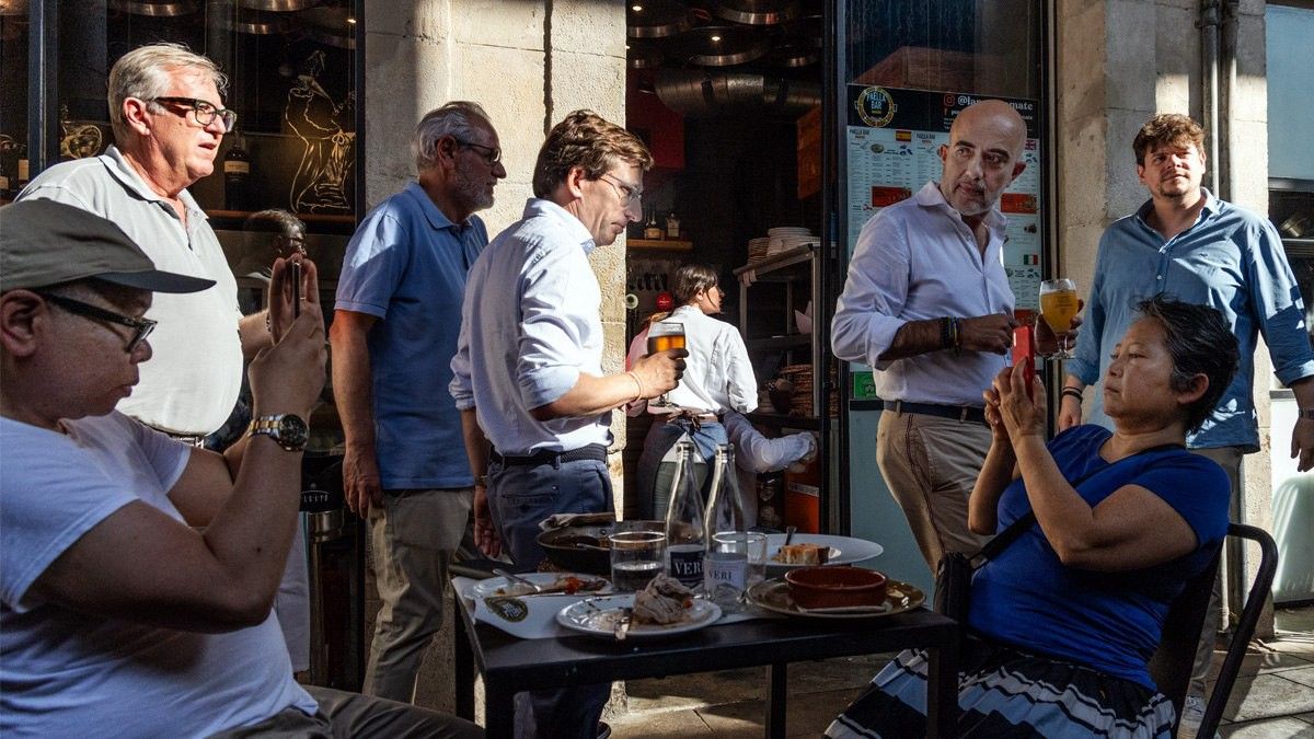 José Luis Martinez-Almeida i Daniel Sirera al Mercat de la Boqueria