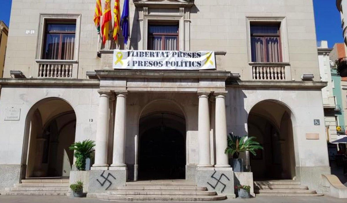 Esvàstiques a l'Ajuntament de Figueres