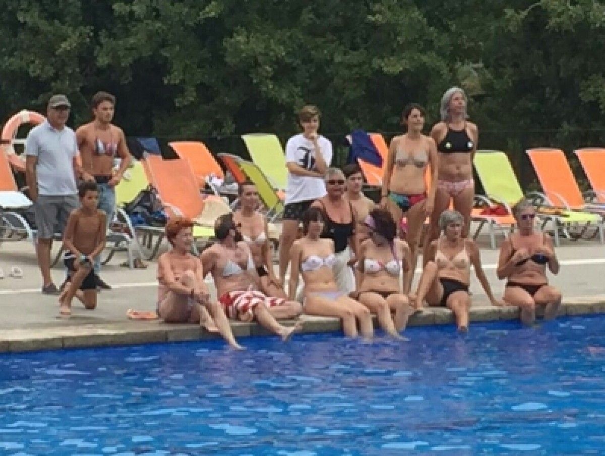 Protesta a la piscina de l'Ametlla del Vallès per reivindicar el «topless»