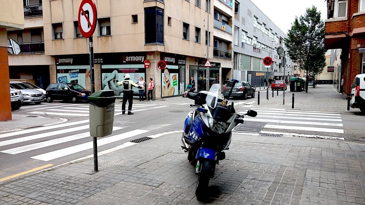 Un agent regulant el trànsit aquest dilluns al carrer Calderón.