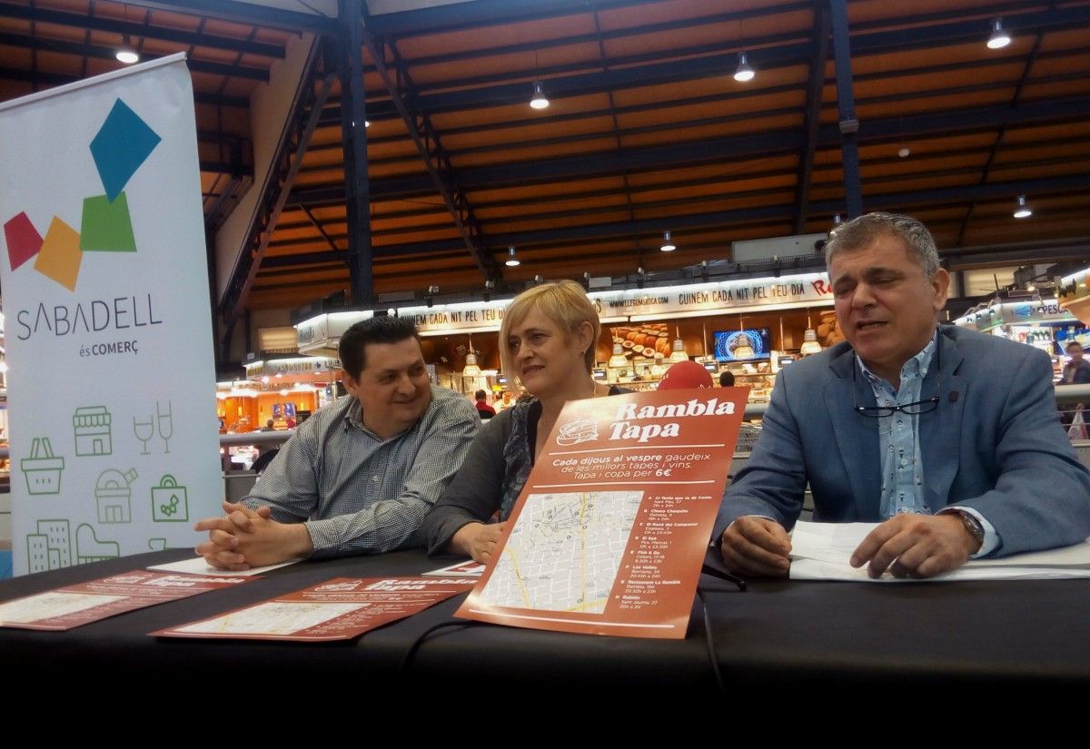 La tinent d'alcalde Marisol Martínez, acompanyada de Xavier Altier i Jordi Roca
