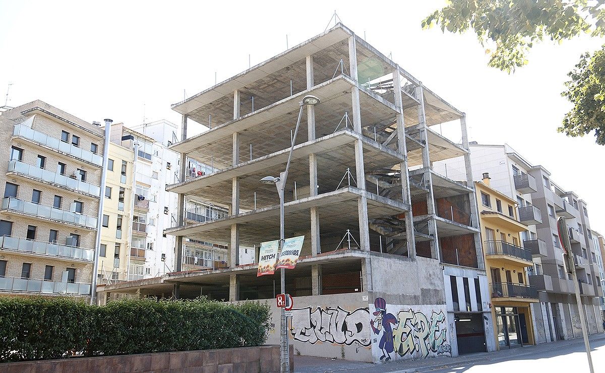 Un edifici en construcció que l'Ajuntament de Girona vol destinar a joves i gent gran al barri de Santa Eugènia