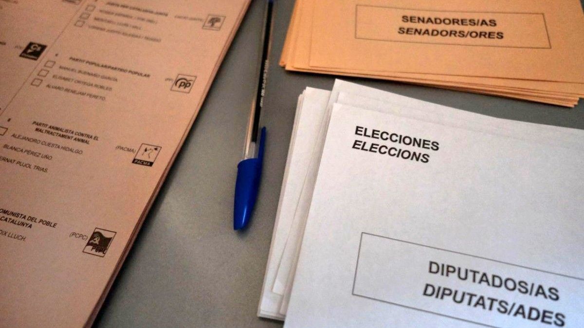 Sobres de votació al Congrés i al Senat, en un col·legi electoral de Manlleu a les eleccions espanyoles del 2019