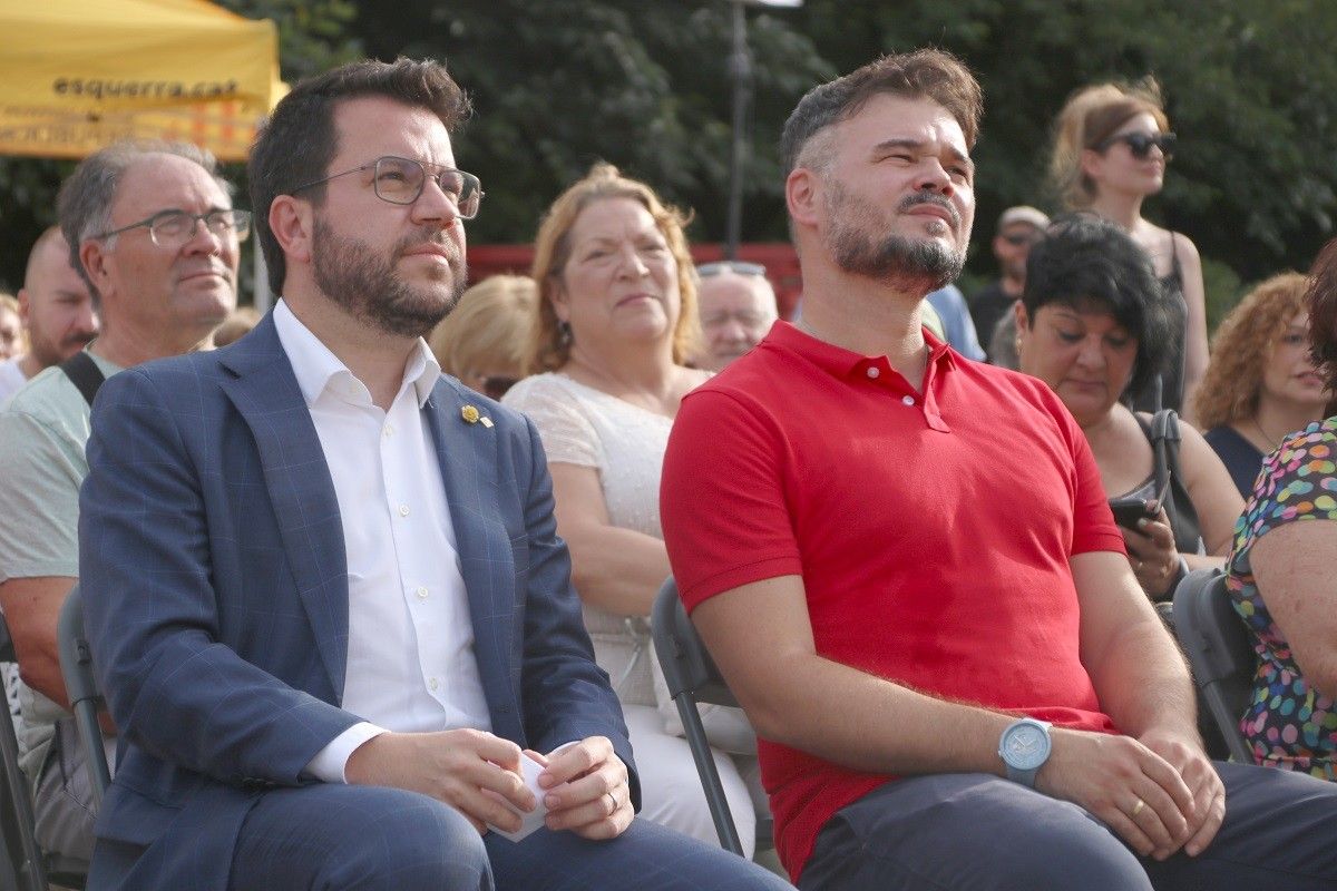 El president de la Generalitat, Pere Aragonès, i el candidat d'ERC al Congrés, Gabriel Rufián, aquest dimecres a l'Hospitalet
