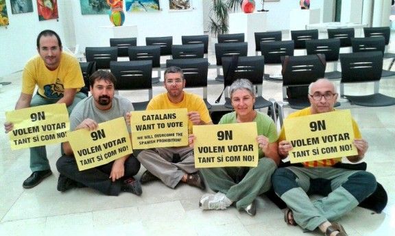 Els cinc activistes dins la subdelegació del govern espanyol a Girona