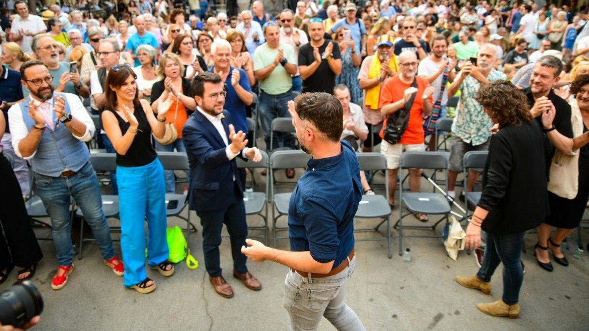 Pere Aragonès i Gabriel Rufián se saluden al míting final d'ERC