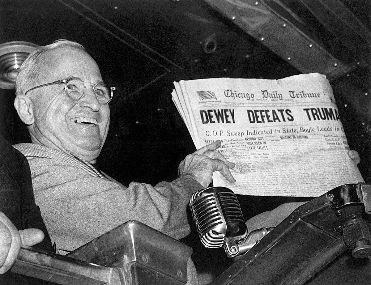 Un Truman pletòric mostra la portada del Chicago Tribune que 