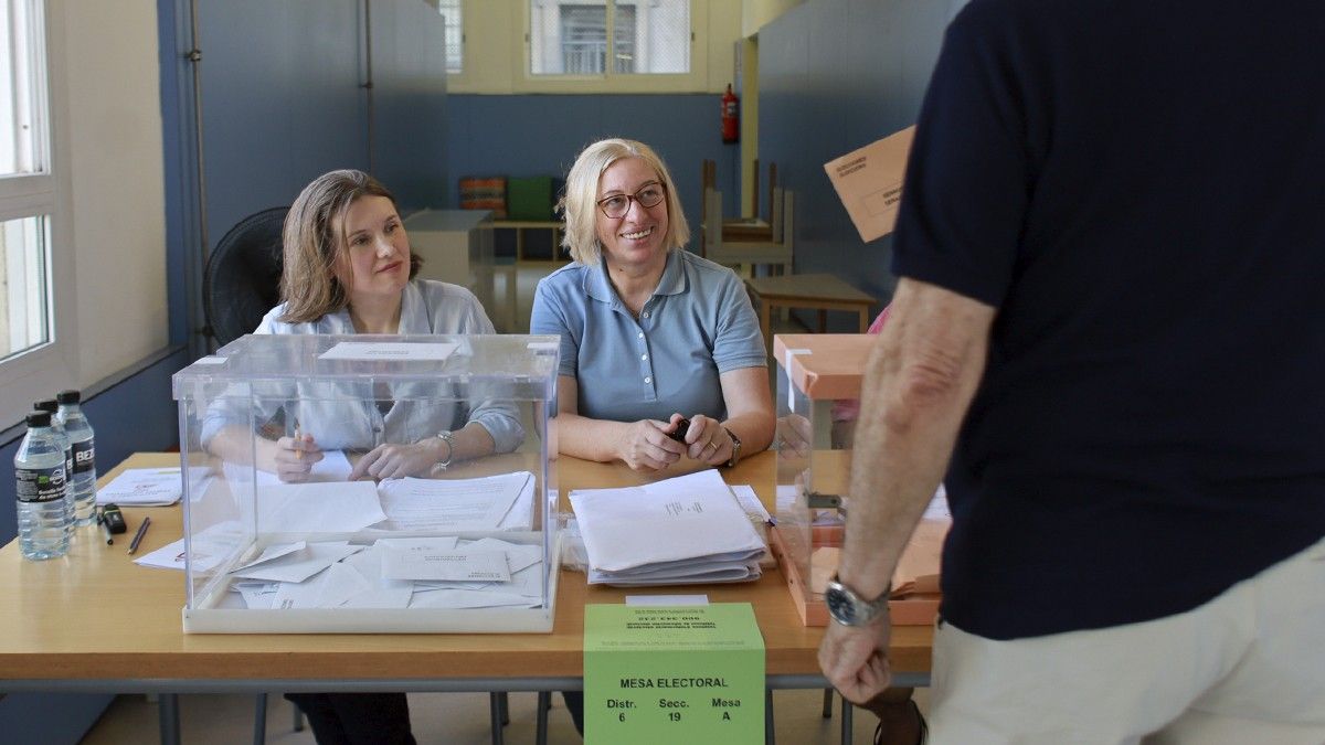 Un elector diposita el seu vot en un col·legi de Barcelona