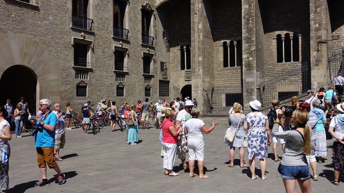 Grups de turistes a la plaça del Rei de Barcelona